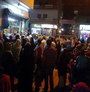 زحام  شديد أثناء صرف السلع التموينية في “إيتاي البارود”