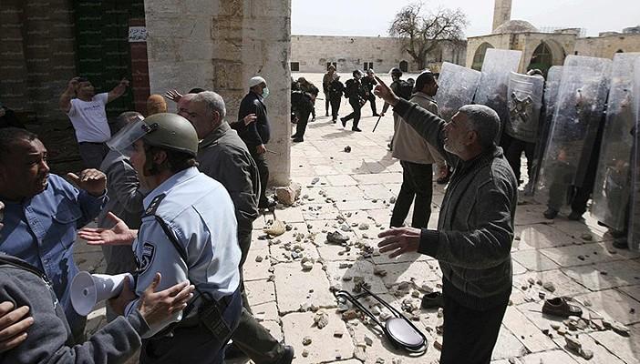 الشرطة الإسرائيلية تنسحب من المسجد الأقصى مخلفة دمارًا وإصابات