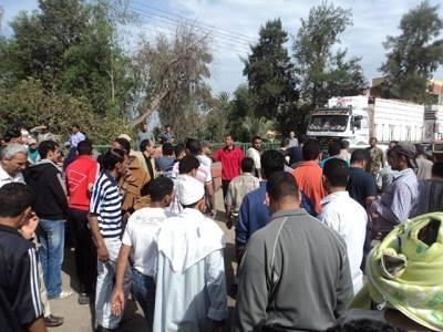 أهالي دكرنس يقطعون الطريق احتجاجا على استمرار انقطاع المياه