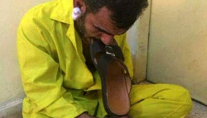 بالفيديو.. أمن العراق يجبر متهمًا على وضع الحذاء في فمه أمام الكاميرات