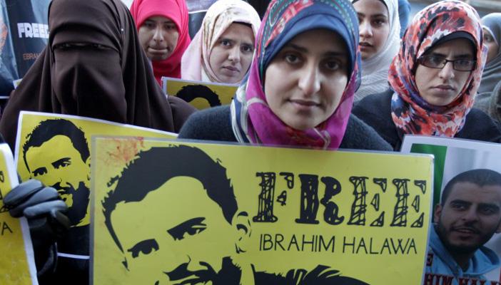 آيرش اندبندنت: أيرلندا تعاملت بسذاجة مع اعتقال “حلاوة” في مصر