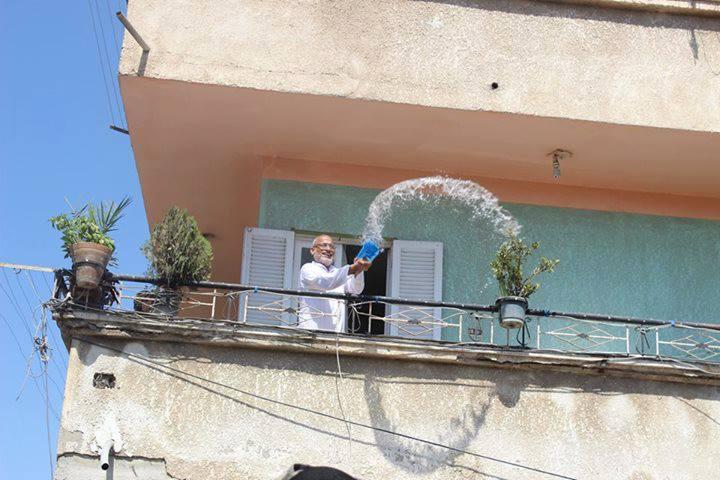 أهالي العريش يتجاوبون مع مظاهرات رفض الانقلاب برش المياه