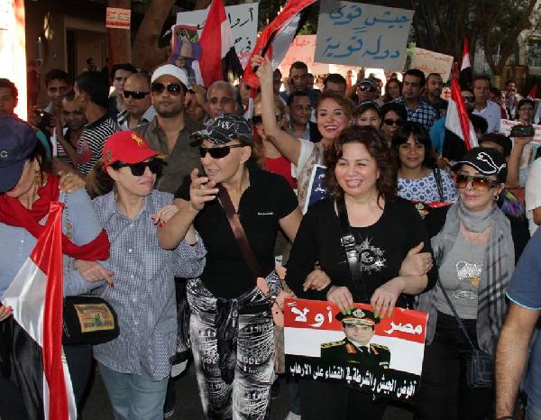 إلهام شاهين ونادية الجندي تتقدمان مسيرة للتحرير