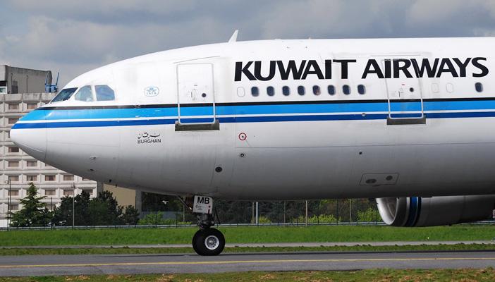 طيار بـ”الخطوط الكويتية” يدعو “ممثلة إباحية” إلى قمرة القيادة