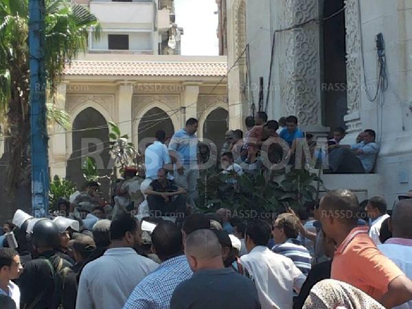 عاجل..إخلاء المحاصرين السلميين بالقائد إبراهيم بسيارة الترحيلات