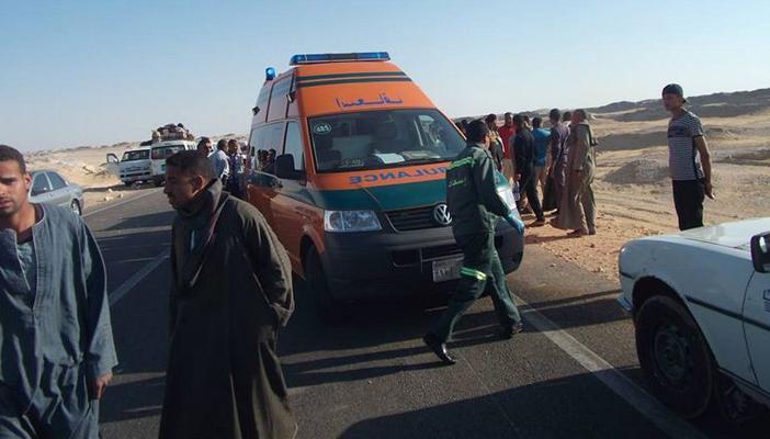 مقتل 11 شخصا وإصابة 4 آخرين في حادث تصادم بطريق الواحات