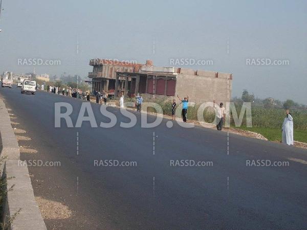 سلسلة بشرية على طريق “القاهرة – أسكندرية” الزراعي