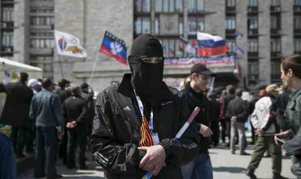 اشتباكات بين الجيش الأوكراني والانفصاليين تخلف 30 قتيلا