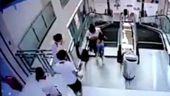 بالفيديو.. أم تضحّي بحياتها لإنقاذ ابنها من الموت