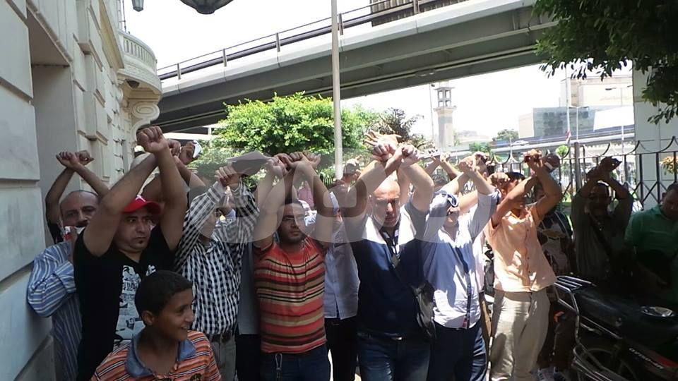 بالصور.. الأمن يفض وقفة احتجاجية للعاملين بالبريد في العتبة