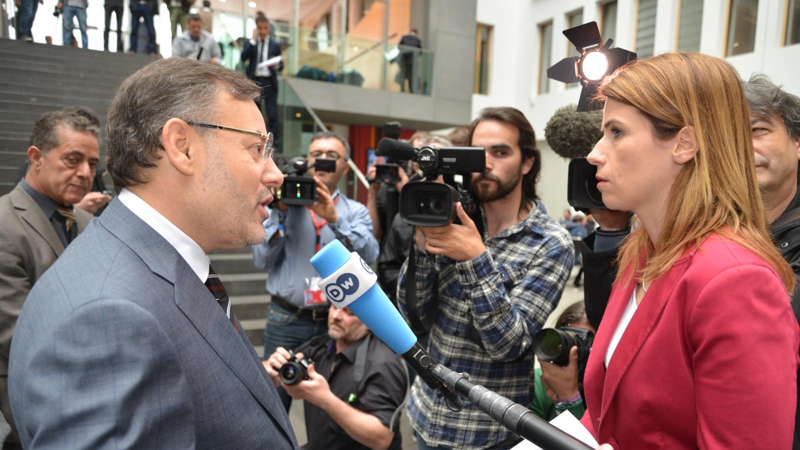 للمرة الثانية.. الإنتربول يوقف الإعلامي أحمد منصور بمطار أنقرة