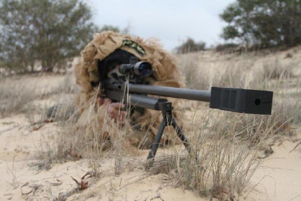 فيديو | مذيع إسرائيلي يهرب من رصاص قناصة المقاومة حوله