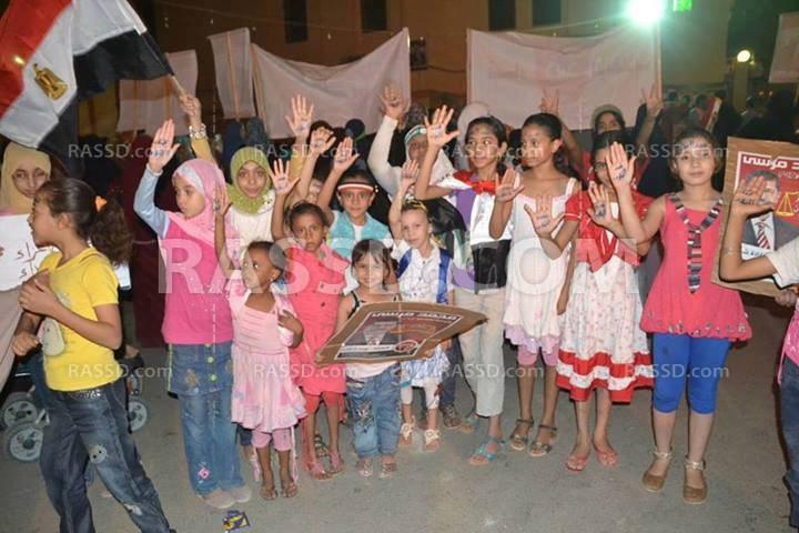 “أطفال ضد الانقلاب” بمنصة اعتصام الوادي الجديد