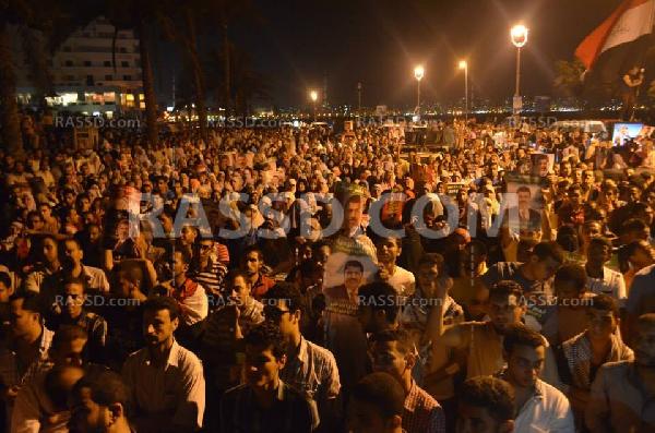 بالصور..الآلاف يؤدون التراويح بـ”القائد إبراهيم”بعد فك حصاره