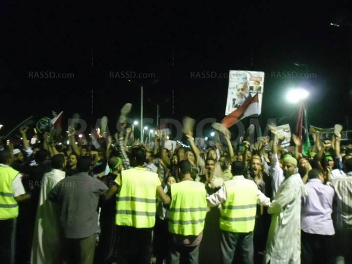 رافضو الانقلاب يرفعون الأحذية أمام مقر أمن الدولة بأسيوط