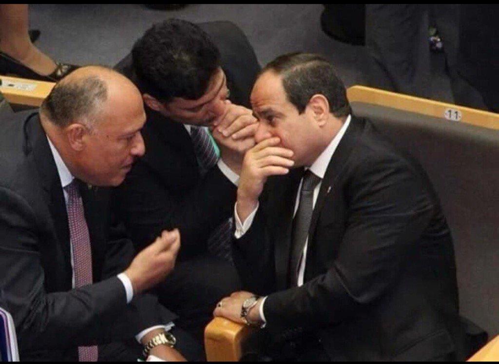 مقاومة السلطوية بعيدا عن اليمين واليسار – مقال لـ”عمرو حمزاوي”