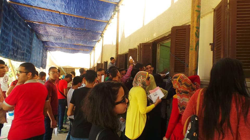 طلاب الثانوية المتظلمون يطّلعون على صورة من كراسة الإجابة اليوم