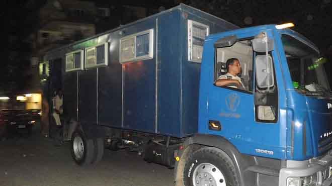 انقلاب سيارة ترحيلات تحمل عدد من المعتقليين بـ”أسوان”