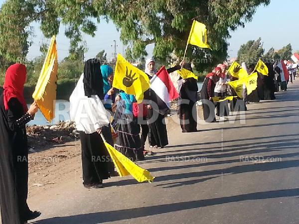 سلسلة بشرية بمدخل “كفر الشيخ” تنديدًا بالانقلاب ودعمًا لـ”غزة”