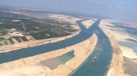 بالفيديو.. رواد فيس بوك يسخرون من تفريعة قناة السويس الجديدة