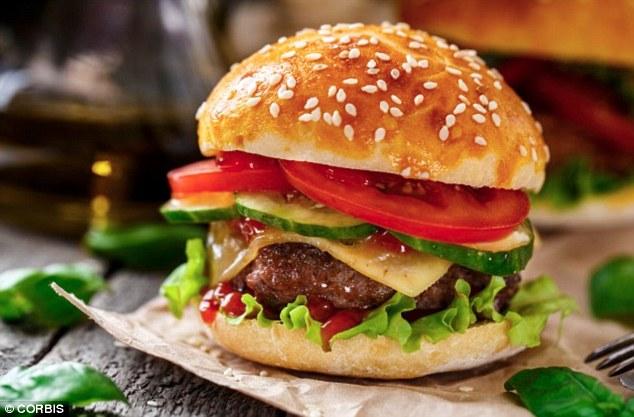 خبراء يحذرون: “اليوم المفتوح” في النظام الغذائي يعرضك لمخاطر صحية