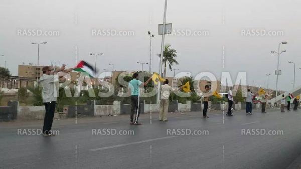 سلسلة بشرية في “السويس” نصرةً لـ”غزة”