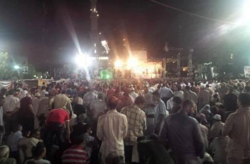 متظاهرون يلمحون قناصة في مبنى أمام طيبة مول