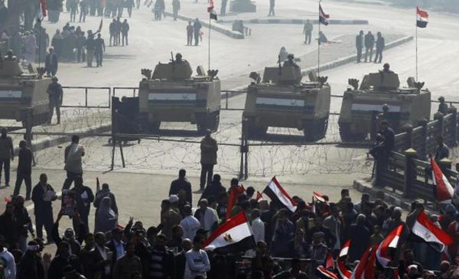 هل يخذل المصريون من يدافع عنهم..؟! – مقال لـ”علاء الأسواني”