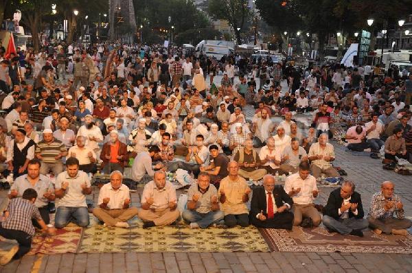 الأتراك يرفعون شعار”كل ميادين تركيا – “رابعة”