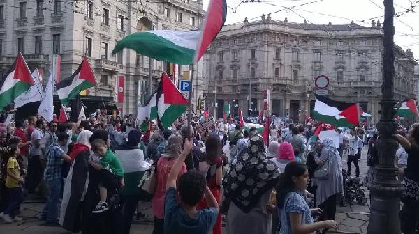 صور| تظاهرة في “إيطاليا” دعما لـ “غزة”