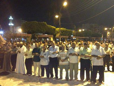 الآلاف من مؤيدي مرسي يؤدون صلاة التراويح ببني سويف