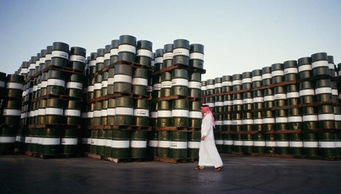 النفط يهبط لأدنى مستوى له في 6 أشهر.. والسبب “كثرة المعروض”