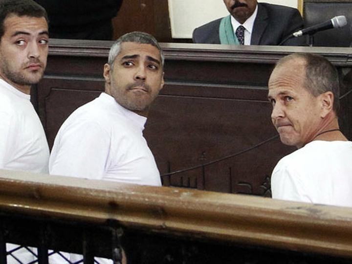 ميدل إيست آي: المحاكمات الهزلية تلاحق الصحفيين في مصر