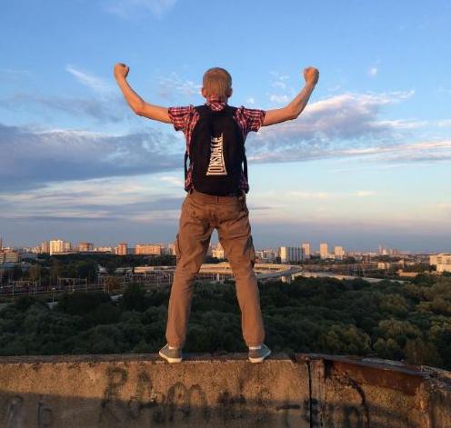 بالصور.. شاب يسقط من ارتفاع 24 مترًا بسبب”السيلفي”