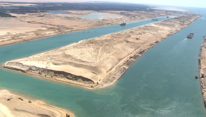 بالصور.. كيف سخر النشطاء من الدعاية الضخمة للتفريعة الجديدة للقناة