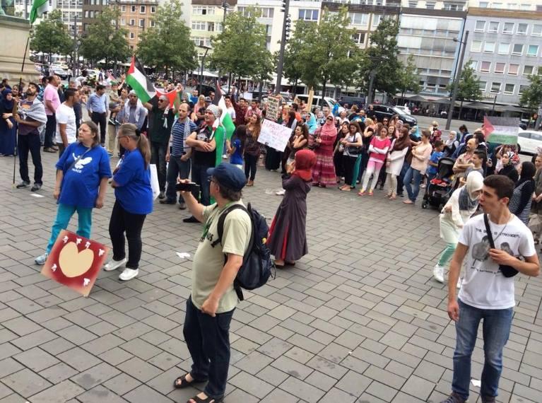 صور | تظاهرة في “براونشفايج” بـ”ألمانيا” تضامنًا مع “غزة”