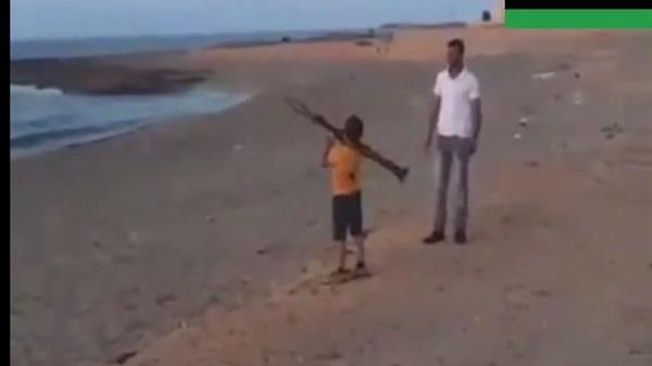 فيديو | طفل ليبي يتدرب على إطلاق صواريخ “الار بي جي”