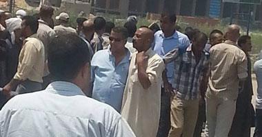 عمال مصنع ملابس بالسادات يحتجون على فصلهم تعسفيًا