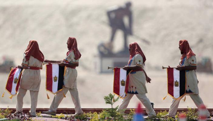 في ذكرى افتتحاها.. المصريون يسخرون من بيع الوهم لتفريعة قناة السويس