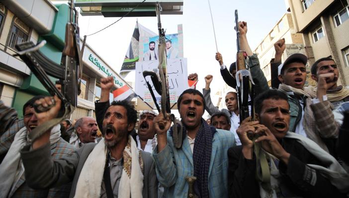 الحوثيون يختطفون ناشطا سياسيا انتقد قصفهم لأحياء سكنية