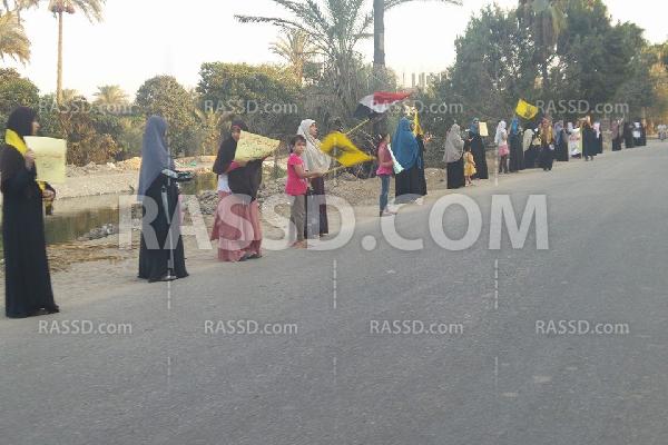 سلسلة بشرية لـ”نساء ضد الانقلاب” بالشرقية