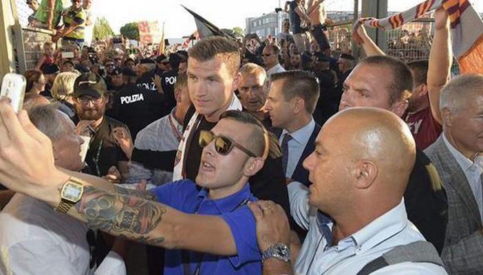 بالصور.. جماهير “الذئاب” تستقبل “دزيكو” استقبالا حافلا بمطار روما