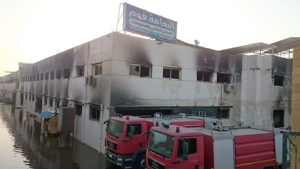 بالصور.. حريق هائل بمصنع “إسفنج” بالعبور