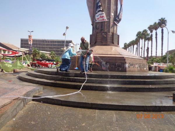 معتصمو النهضة ينظفون الميدان استعدادا لاستقبال العيد