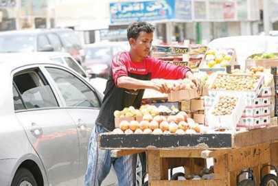 فيديو|بائع فاكهة يقبل قدم ويد”شرطي” حتي لايصادر عربته