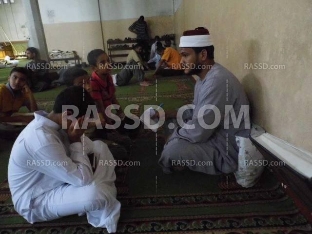 المعتصمون  بميدان الشهداء بأسوان يكرمون حفظة القران الكريم