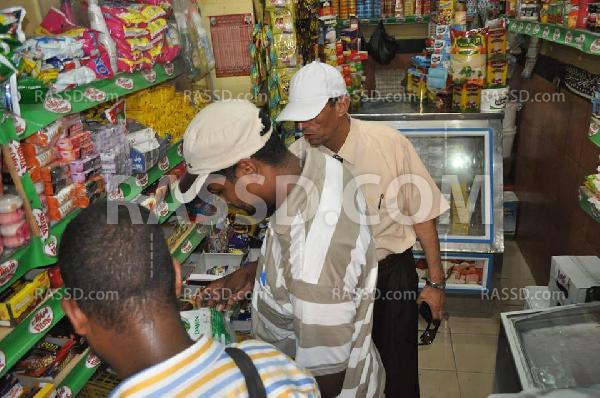 ضبط سلع غذائية منتهية الصلاحية وغير معلنة الأسعار في” الأقصر”