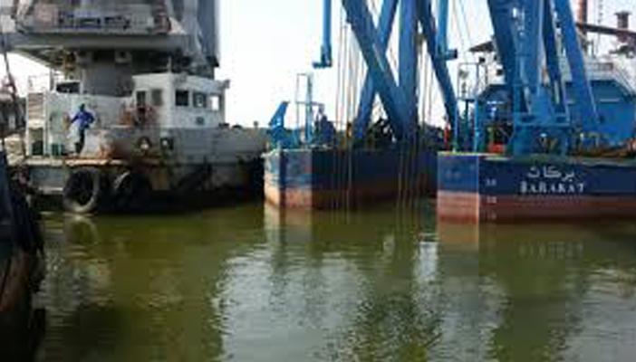 غرق الكراكة “بركات” بعد اصطدامها بسفينة في قناة السويس