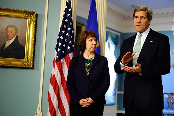 كيري وآشتون: الوضع في مصر ينذر بمزيد من سفك الدماء