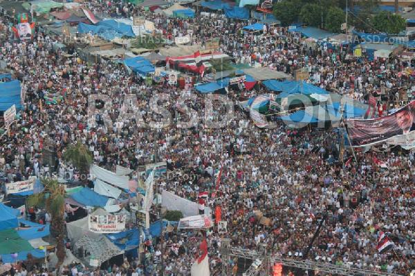 بالصور..المتظاهرون يؤدون صلاة العيد في ميادين الاعتصام